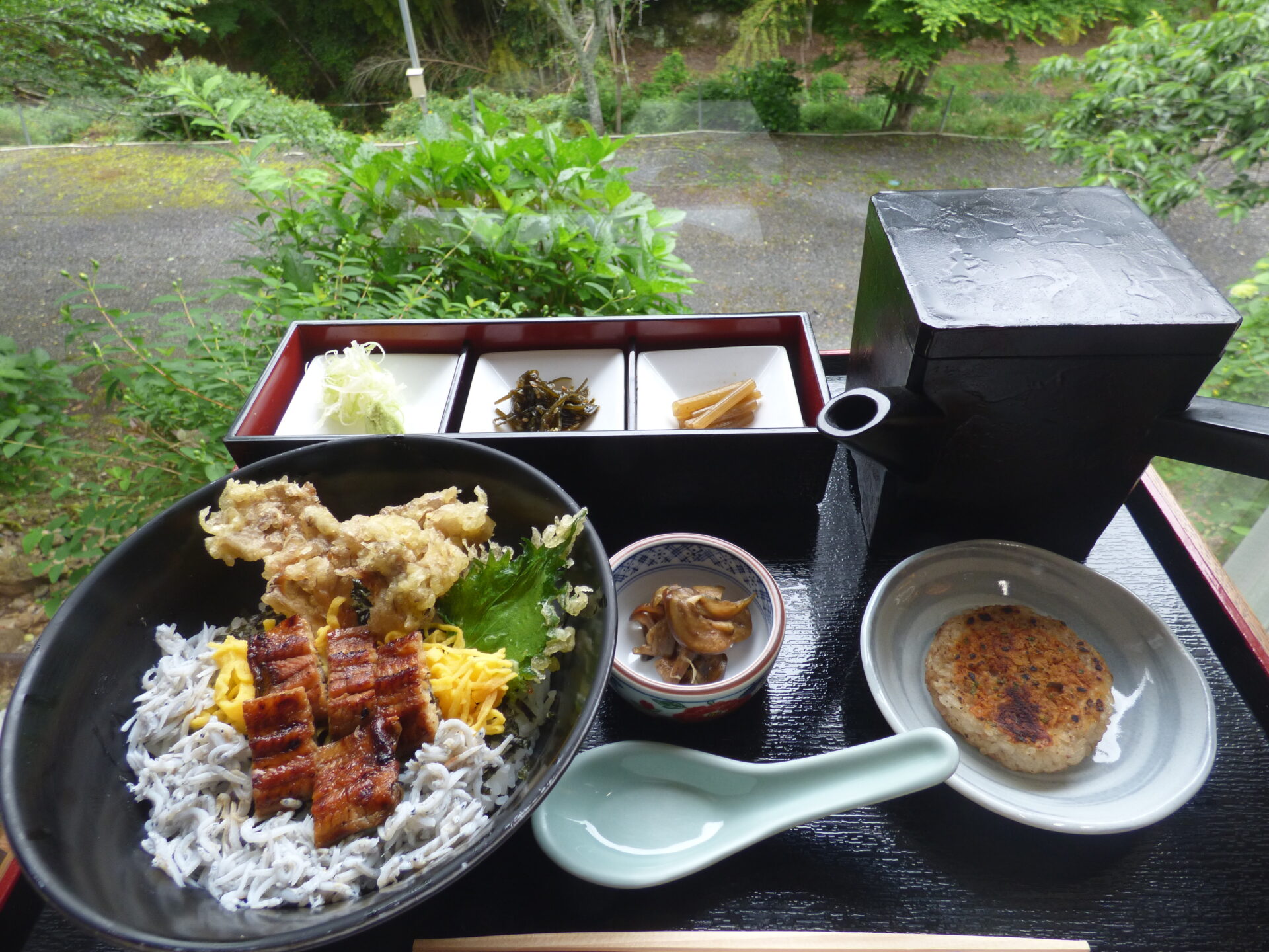 しらすと鰻のだし茶漬け　（写真はイメージとなります）
